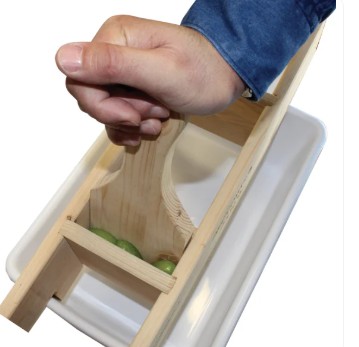 SCHIACCIA OLIVE IN LEGNO 49CM - immagine 2